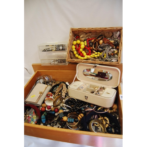 16 - QUANTITY OF JEWELLERY