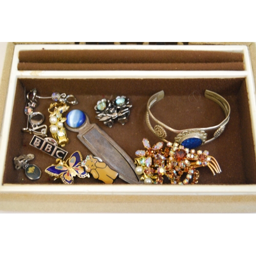 24 - QUANTITY OF JEWELLERY