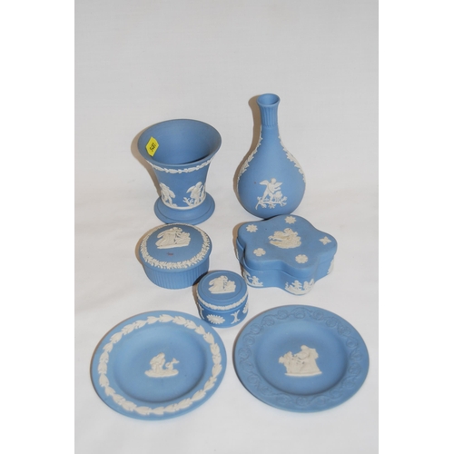 41 - 10 PIECES OF WEDGWOOD BLUE & WHITE JASPERWARE