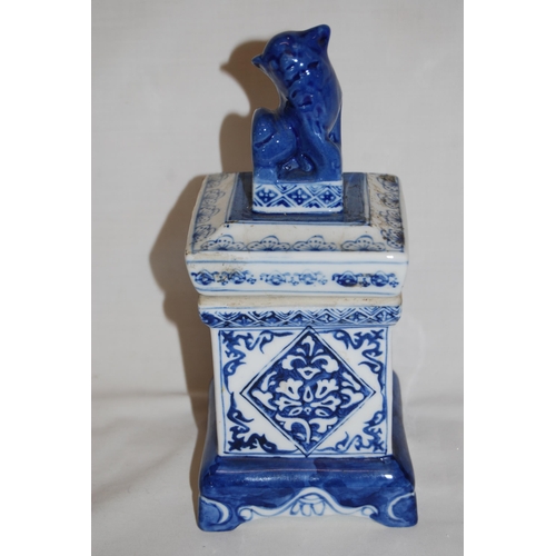 45 - SQUARE BLUE & WHITE CHINESE TEA CADDY WITH LID SURMOUNTED KAOLIN