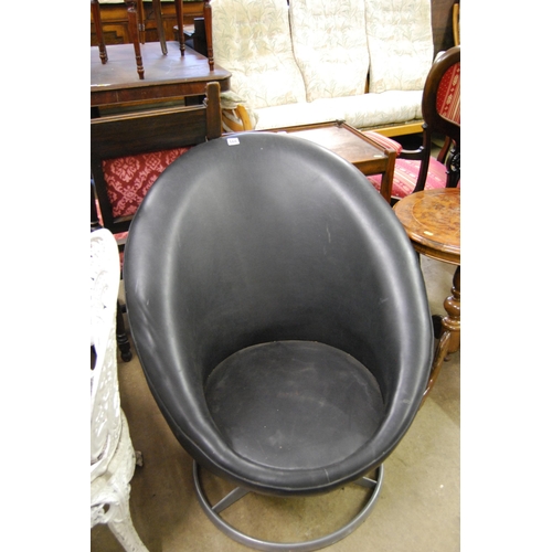 566 - RETRO BLACK SWIVEL EGG ARMCHAIR ON METAL BASE