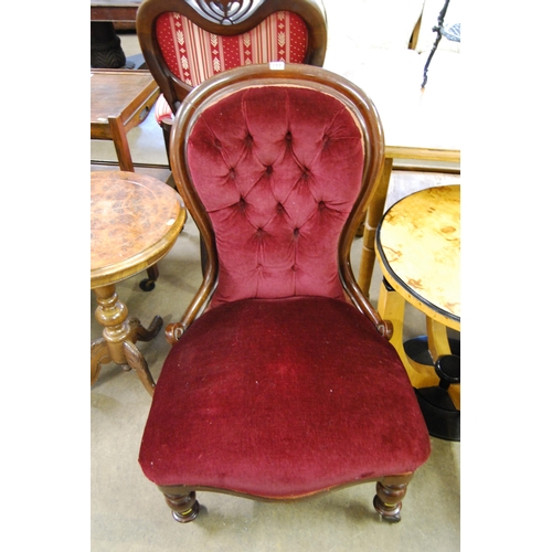 568 - VICTORIAN MAHOGANY SPOON & BUTTON BACK LADIES CHAIR ON TURNED SUPPORTS