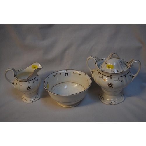 71 - 19TH CENTURY ROCKINGHAM WHITE & GOLD 2 HANDLED SUCRIER, BOWL & CREAM JUG