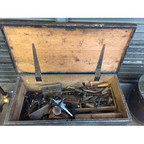 106 - VINTAGE TOOLBOX WITH QUANTITY OF CARPENTRY TOOLS