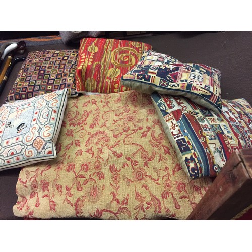 99 - 5 TAPESTRY CUSHIONS AND 2 THROWS