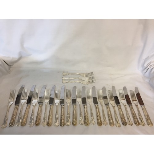 335 - 133 PIECES OF KINGS PATTERN SILVER PLATED CUTLERY COMPRISING 12 MAIN COURSE DINNER FORKS AND KNIVES,... 