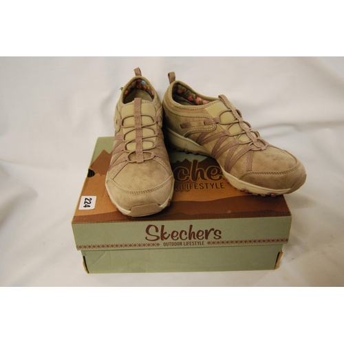 224 - BRAND NEW PAIR OF SKECHERS LADIES SEAGER HIKER FLOWERETTE SHOES SIZE 7