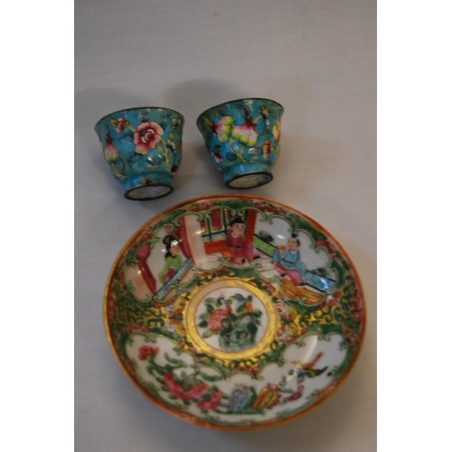 16 - CHINESE FAMILLE VERTE DISH & 2 ENAMEL BEAKERS (A/F)