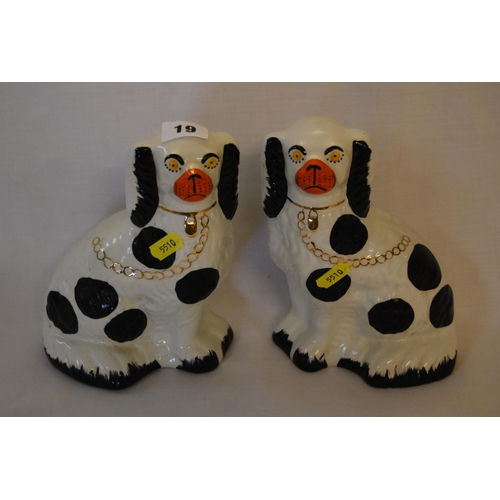 19 - PAIR OF STAFFORDSHIRE STYLE CHINA SPANIELS (19cm)