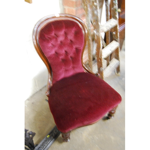 597 - VICTORIAN LADIES SPOON & BUTTON BACK MAHOGANY CHAIR ON TURNED SUPPORTS & CASTORS