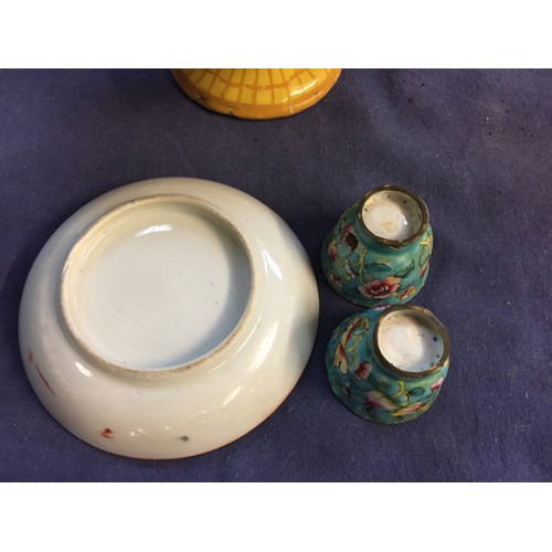 16 - CHINESE FAMILLE VERTE DISH & 2 ENAMEL BEAKERS (A/F)