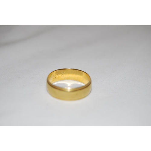 16 - 18ct GOLD WEDDING BAND 5.4gm