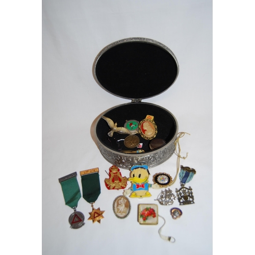 22 - QUANTITY OF MISCELLANEOUS ITEMS INCLUDING ARMY MILITARY BAND BADGE