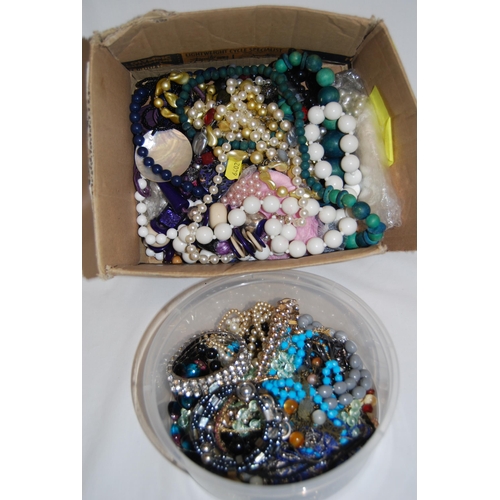 32 - QUANTITY OF JEWELLERY