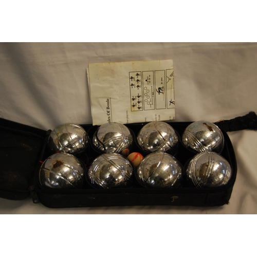 375 - SET OF BOULES IN CASE