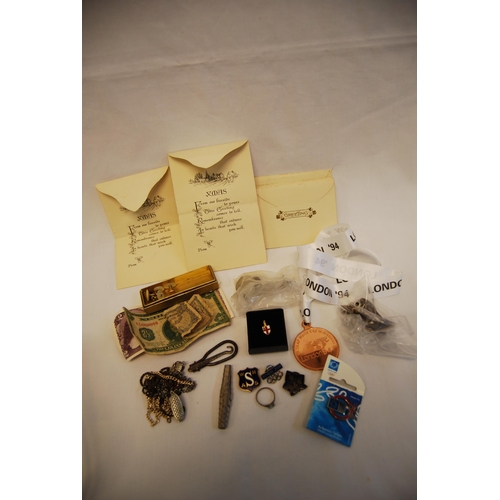 5 - QUANTITY OF ASSORTED ITEMS INCLUDING 4 MOTHER OF PEARL STUDS, ENAMEL BADGES, COINS & NOTES, WATCH KE... 