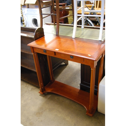 607 - REPRODUCTION MAHOGANY HALL TABLE FITTED 2 DRAWERS ON DOUBLE COLUMN SUPPORTS, SHELF STRETCHERS