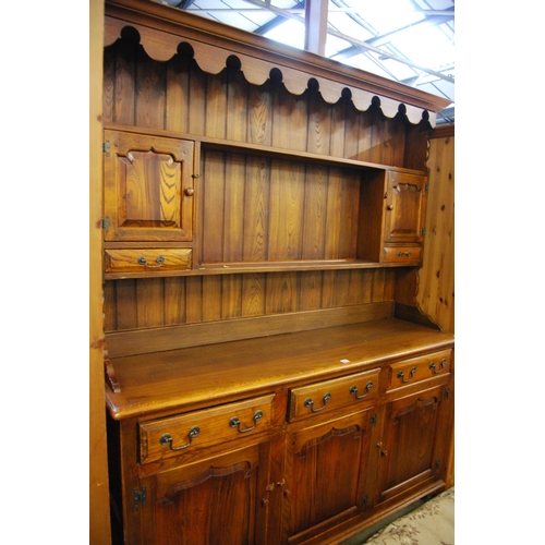 620 - REPRODUCTION OAK WELSH DRESSER FITTED 3 DRAWERS & CUPBOARDS, PLATE RACK OVER