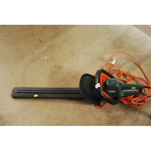 634 - BLACK & DECKER ELECTRIC HEDGE TRIMMER