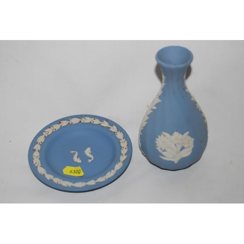 19 - BLUE & WHITE WEDGWOOD JASPERWARE VASE & DISH