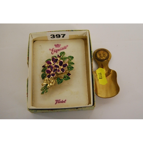 397 - VINTAGE EXQUISITE VIOLET BROOCH & BRASS CADDY SPOON