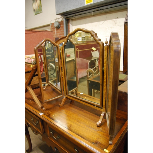 670 - VINTAGE WALNUT TRIPLE FOLDING DRESSING TABLE MIRROR