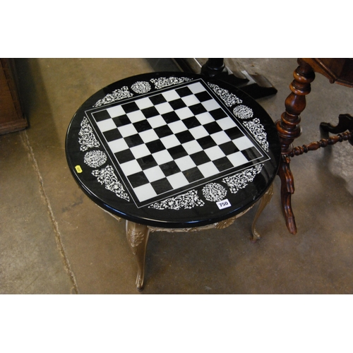 750 - RETRO CIRCULAR GAMES / COFFEE TABLE WITH CHESS BOARD TOP, ON GILT METAL BASE