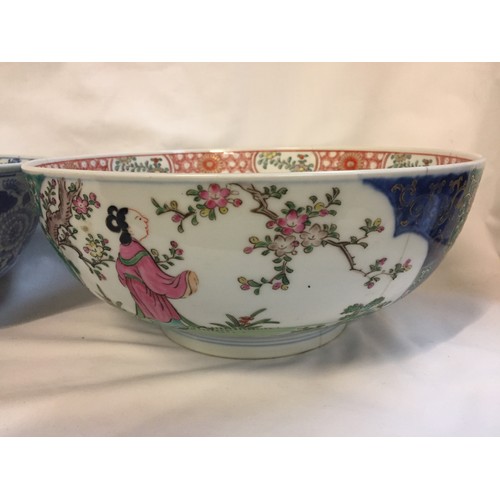 139 - 19TH CENTURY CHINESE BLUE & WHITE STONEWARE BOWL (WITH FIRE CRACK) (28cm) AND CHINESE FAMILLE VERTE ... 