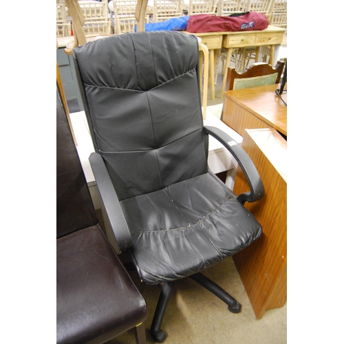 451 - BLACK SWIVEL OFFICE ARMCHAIR