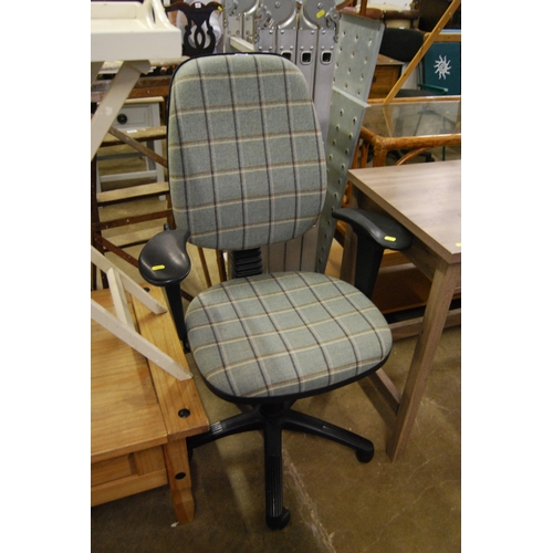 465 - MODERN OFFICE SWIVEL ARMCHAIR UPHOLSTERED IN TARTAIN FABRIC