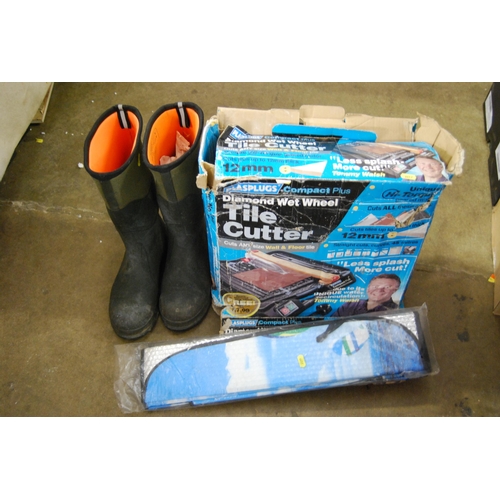 90 - PAIR OF HUMBER WELLINGTONS (SIZE 8) AND TILE CUTTER