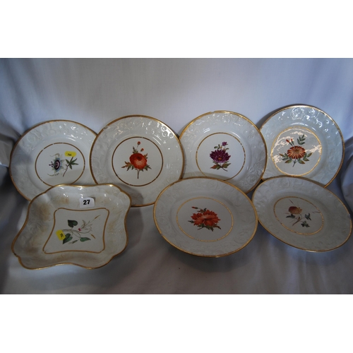 27 - EARLY 19TH CENTURY CHAMBLERLAIN WORCESTER DESSERT SERVICE HAND PAINTED WITH FLOWERS, GOLD RIMS 7 PIE... 