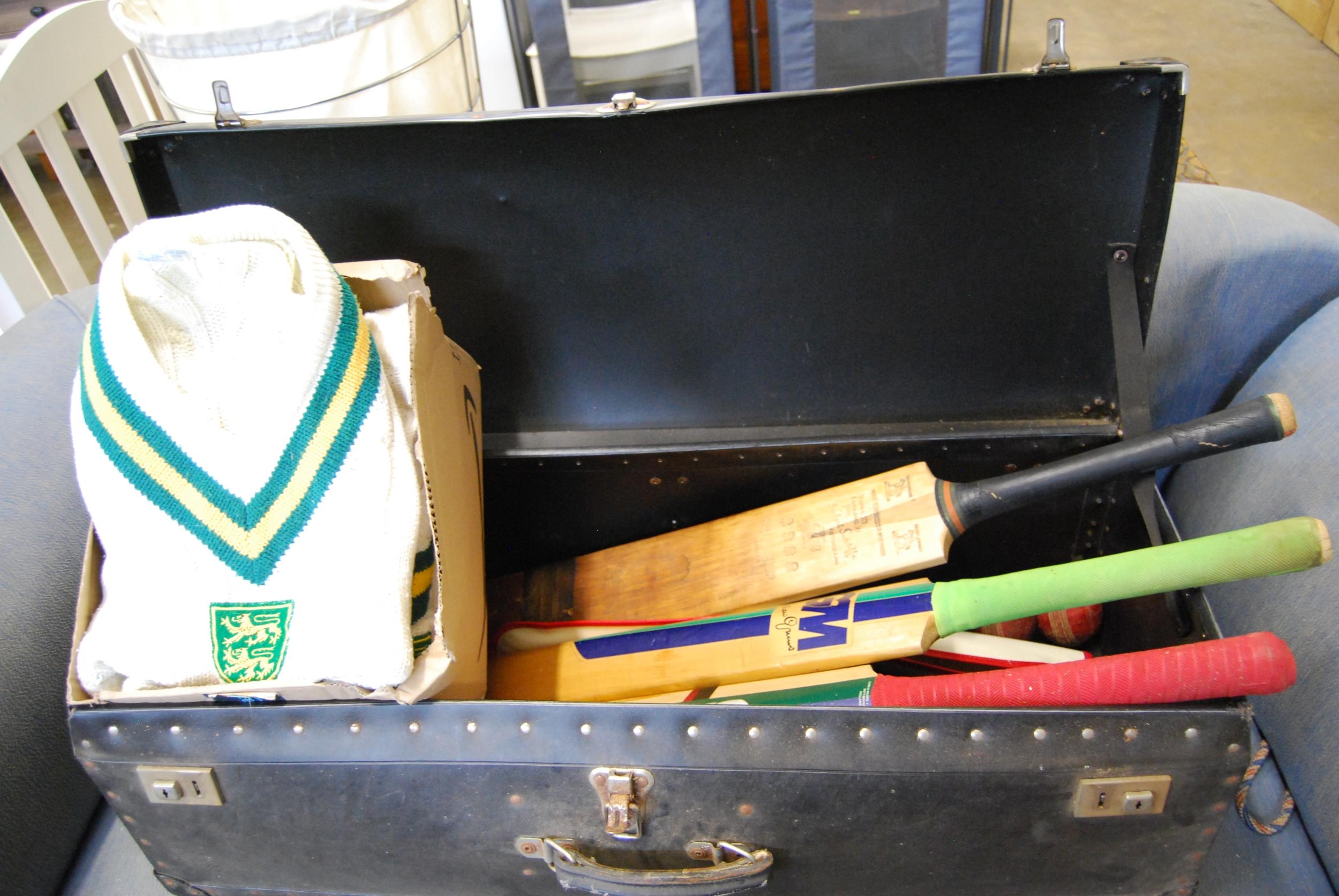 2 G.M. CRICKET BATS & 1 FLEXO HERBERT SUTCLIFFE BAT, 2 BALLS, LONG ...