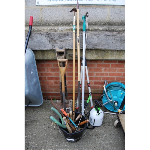 655 - QUANTITY OF GARDEN TOOLS