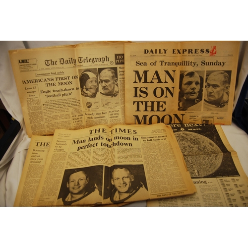 317 - COLLECTION OF ORIGINAL MOON LANDING NEWSPAPERS 1969 INCLUDING DAILY EXPRESS, DAILY MAIL, THE TIMES, ... 