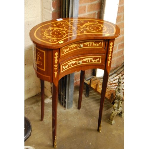 431 - REPRODUCTION MAHOGANY & MARQUETRY KIDNEY SHAPED BEDSIDE TABLE FITTED 2 DRAWERS