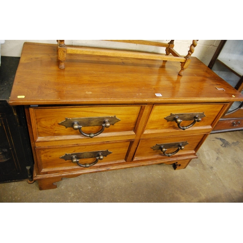 436 - MODERN WALNUT CHEST OF 4 DRAWERS FITTED WITH MASSIVE BRASS DROP HANDLES