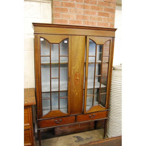 437 - EDWARDIAN INLAID MAHOGANY DISPLAY CABINET FITTED 2 DRAWERS ON SQUARE TAPER LEGS & SPADE FEET (105cm ... 