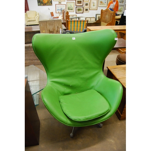 471 - RETRO GREEN PLASTIC EGG CHAIR IN THE STYLE OF ARNE JACOBSEN