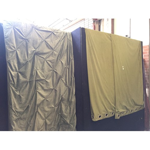 485 - PAIR OF GREEN VELVET CURTAINS & BEDDING