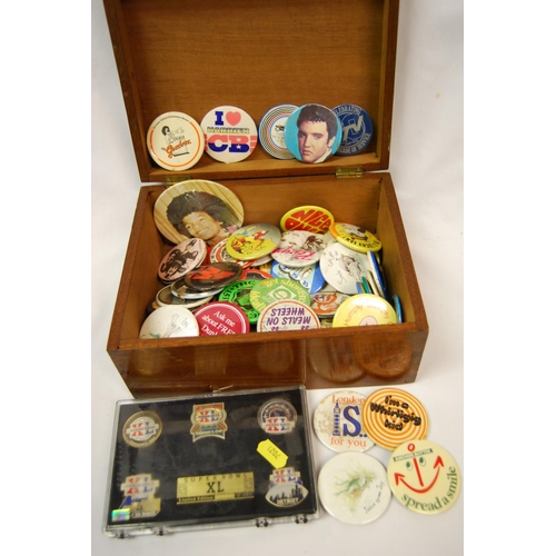 263 - MAHOGANY BOX CONTAINING A COLLECTION OF VINTAGE / RETRO BADGES