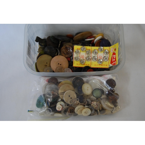 208 - QUANTITY OF VINTAGE BUTTONS