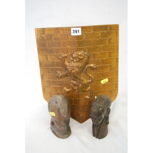 291 - PAIR OF CARVED WOOD AFRICAN HEADS AND PEERAGE SHIELD WALL PLAQUE WITH RAMPANT LION