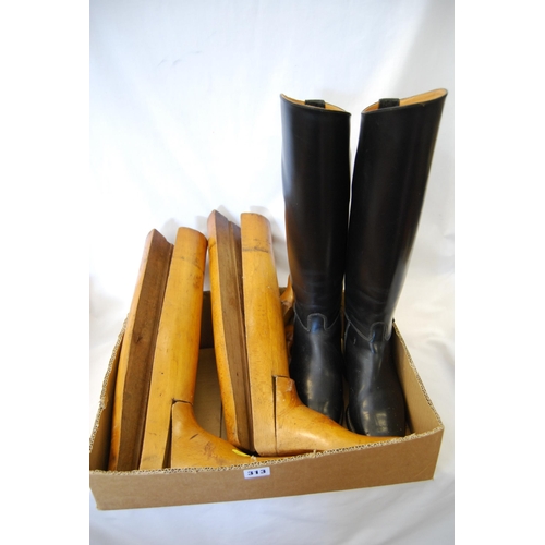 313 - PAIR OF REGENT BLACK RIDING BOOTS SIZE 5 AND PAIR OF BOOT TREES