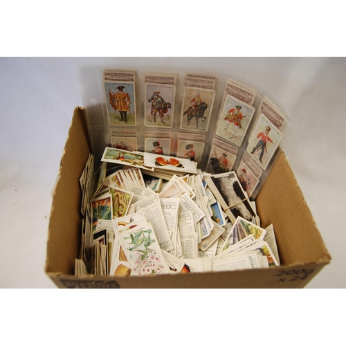 454 - QUANTITY OF CIGARETTE CARDS