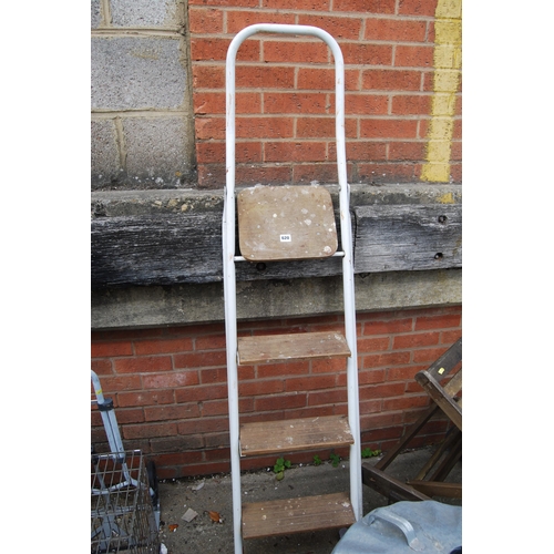 620 - STEP LADDER