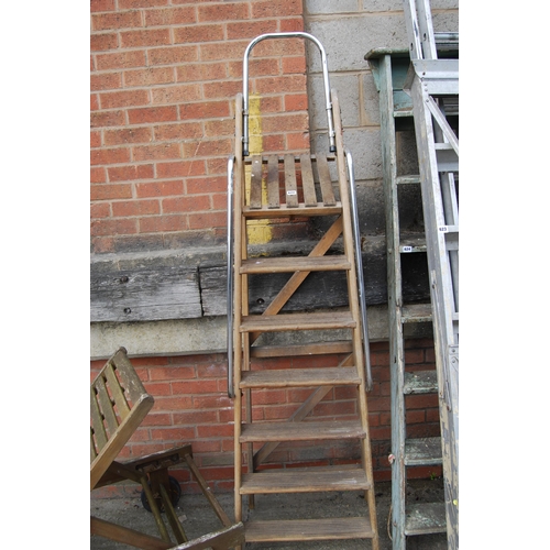 622 - STEP LADDER