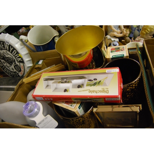 322 - BOX OF MISCELLANEOUS ITEMS