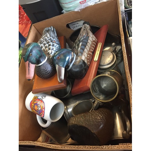 389 - BOX OF TANKARDS, DUCKS, ETC