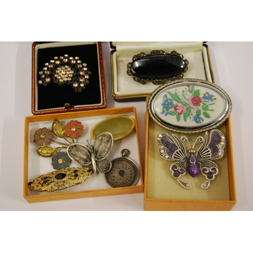 442 - QUANTITY OF VINTAGE / RETRO BROOCHES